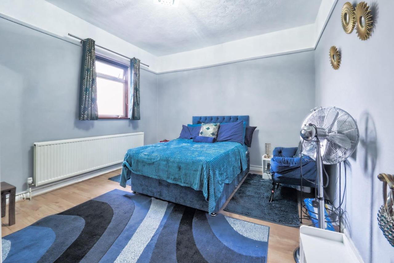 Stunning, Large 1 Bed Riverside Flat