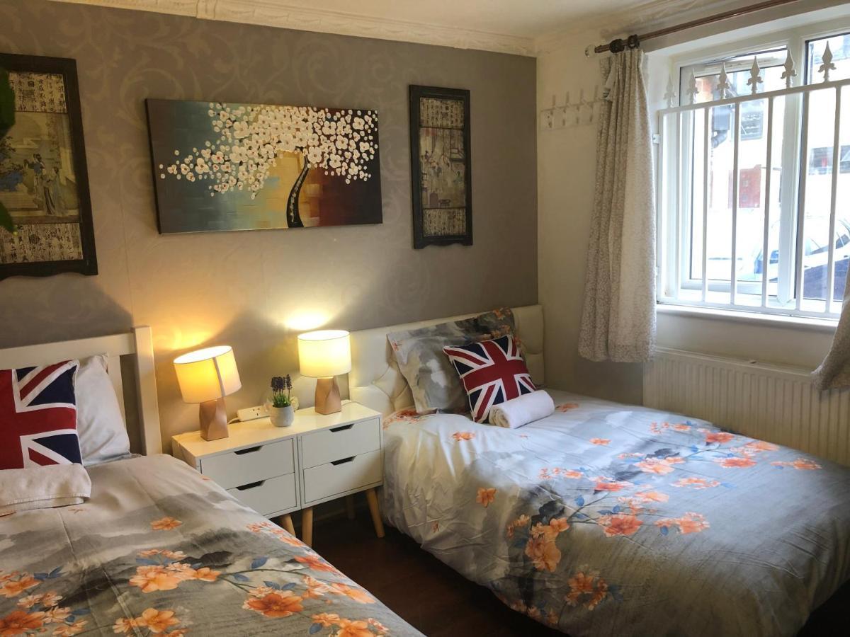 Ferienhaus Cheerful 4 Bedroom House With Garden Free Parking *