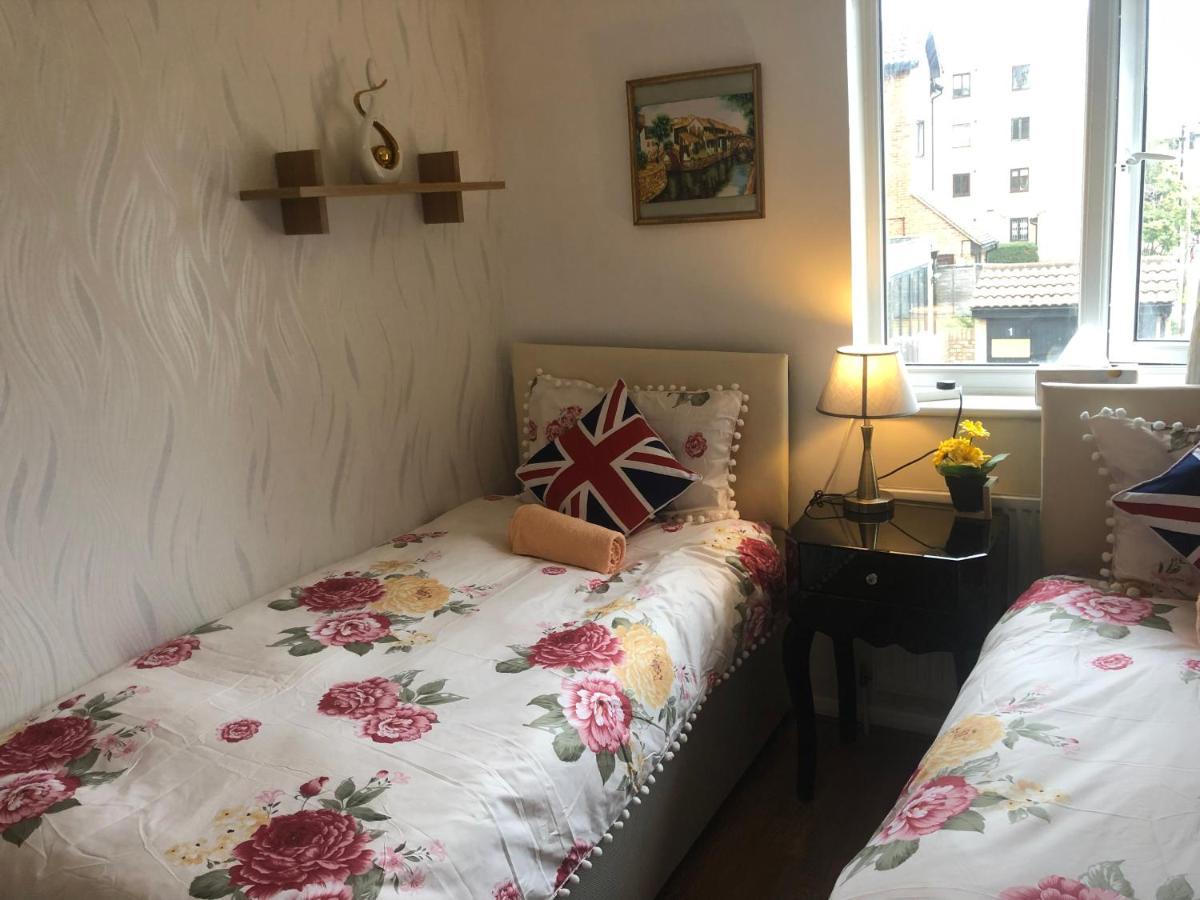 Cheerful 4 Bedroom House With Garden Free Parking Ferienhaus