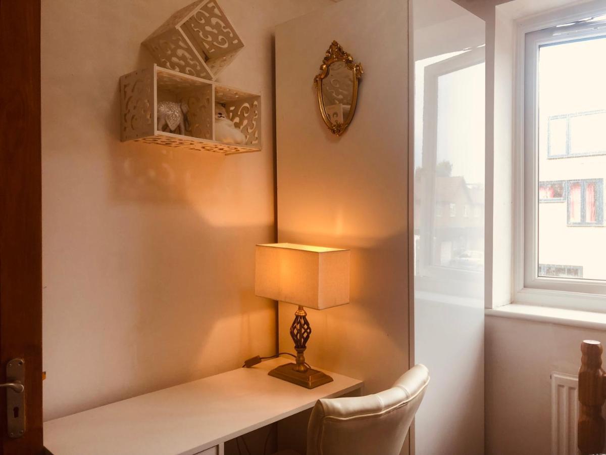 Cheerful 4 Bedroom House With Garden Free Parking
