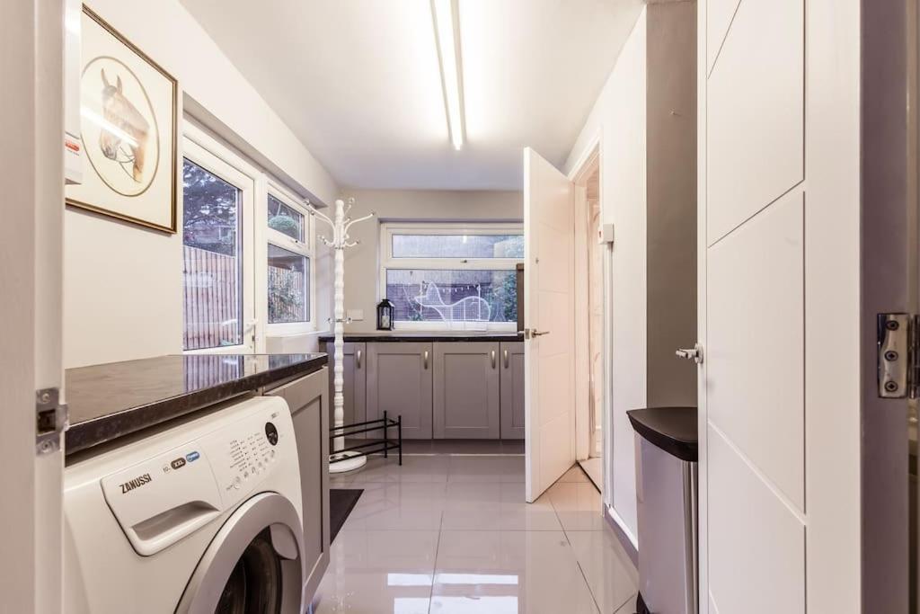 4 Bedroom House, 2 Min Walk From Station Сasa de vacaciones Londres