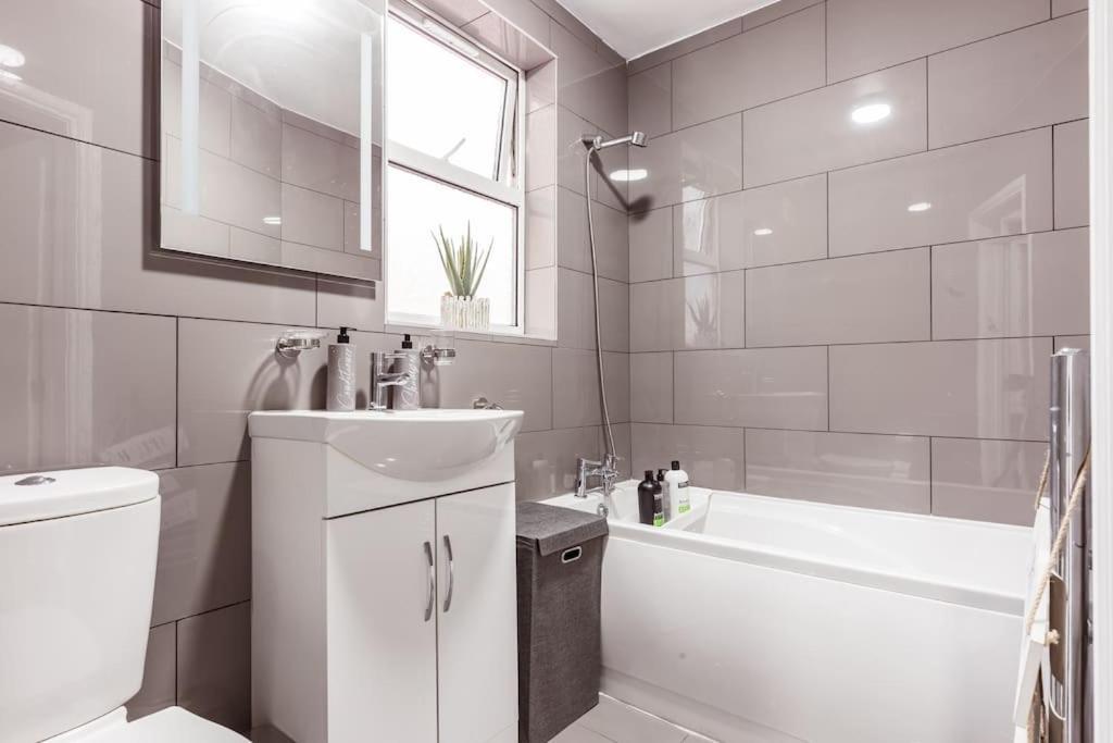 Сasa de vacaciones 4 Bedroom House, 2 Min Walk From Station