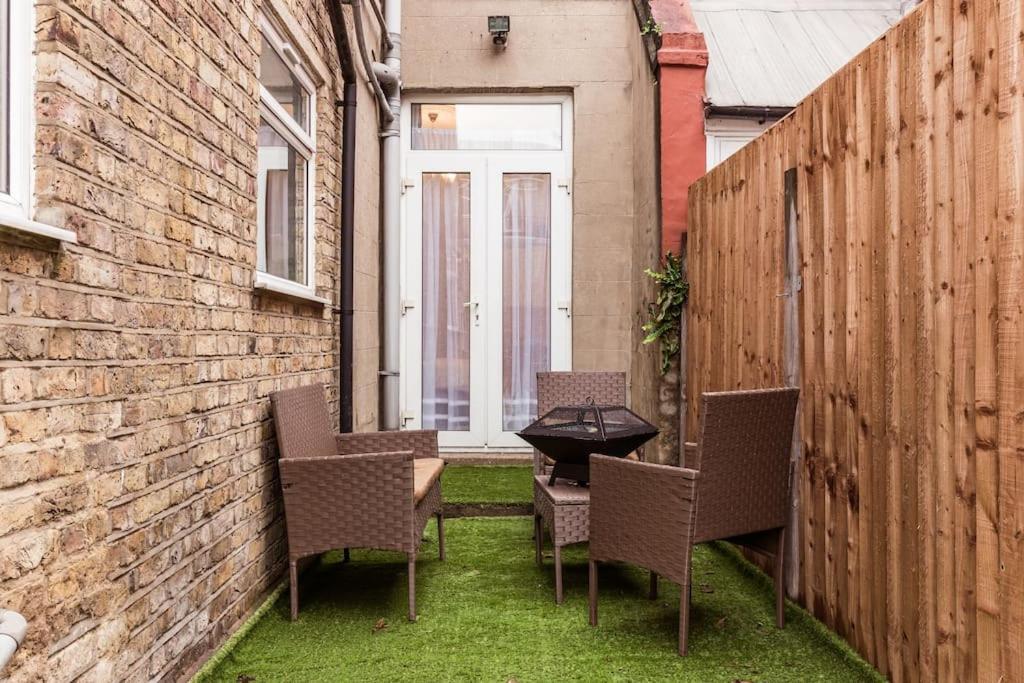 4 Bedroom House, 2 Min Walk From Station Ferienhaus
