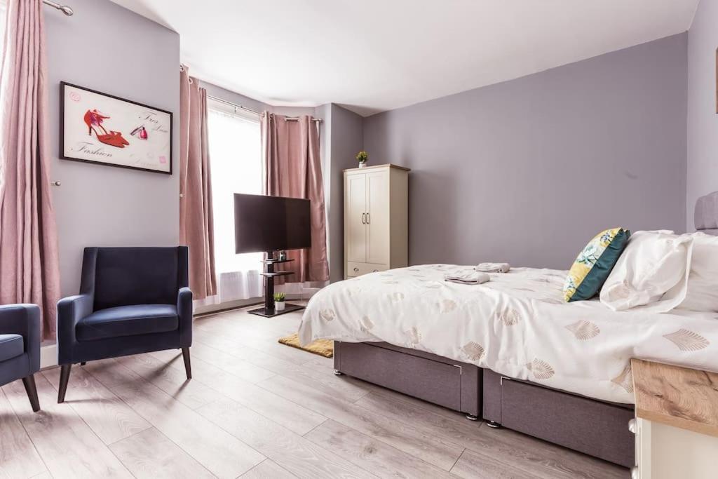 4 Bedroom House, 2 Min Walk From Station Londres