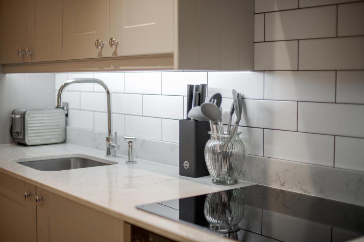 Clarendon Rd By Capital * London