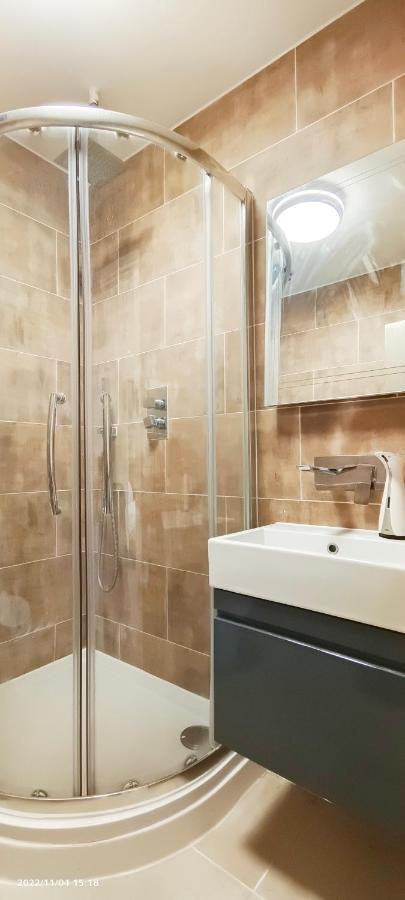 First Floor Flat 1 Northwood Apartment *