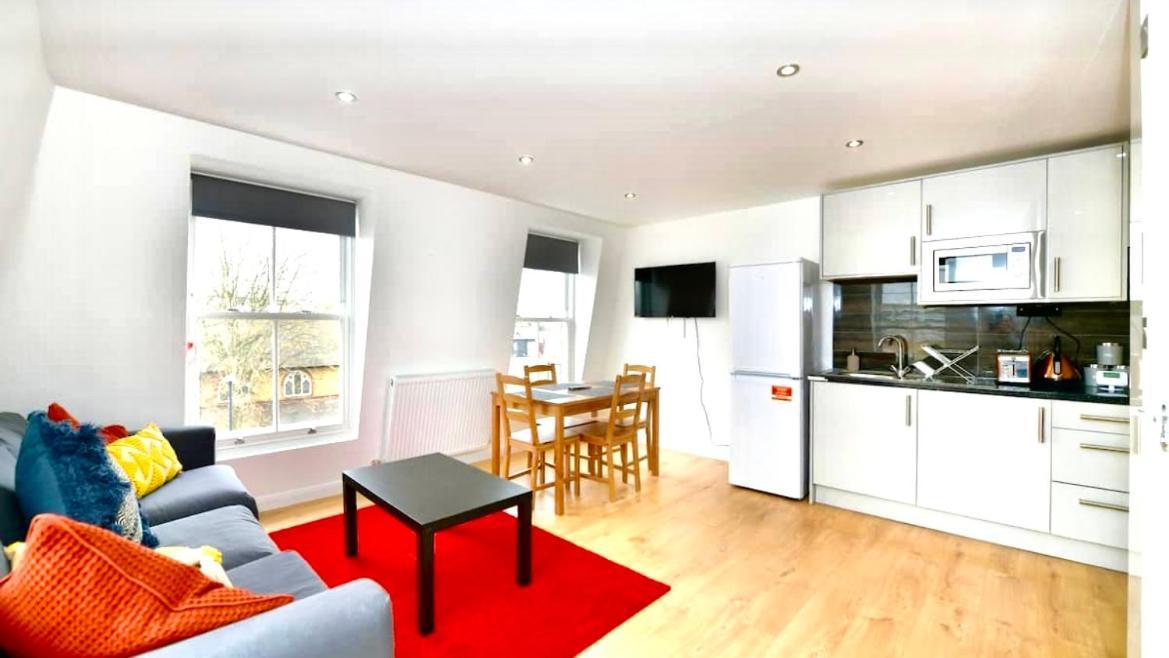 Lovely 2 Bedroom Serviced Penthouse Battersea Park Road Londres