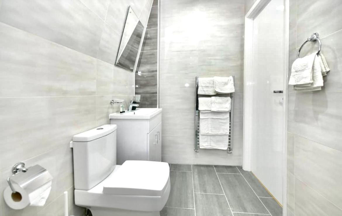 Lovely 2 Bedroom Serviced Penthouse Battersea Park Road *