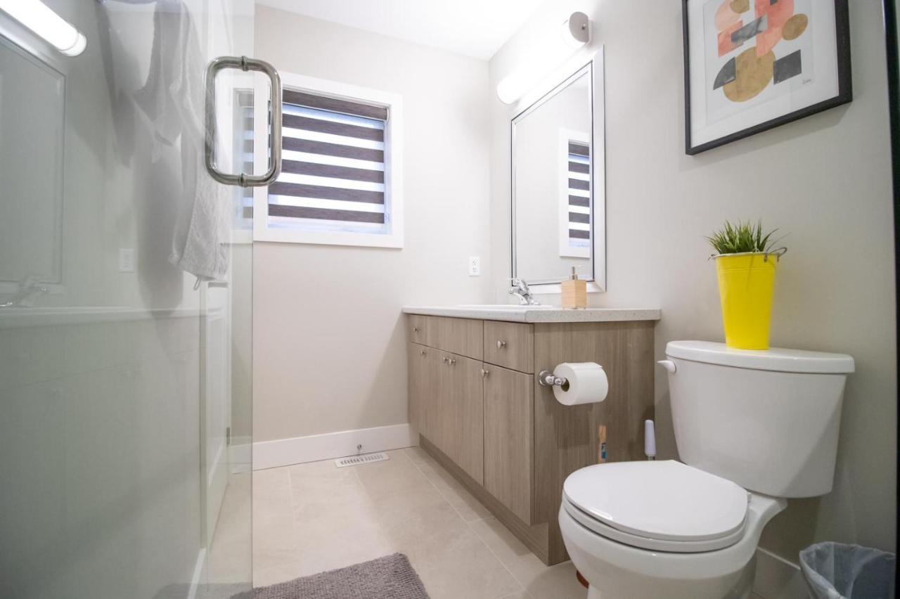 Stunning New 3bd Home, Fiber Internet Free Parking Villa