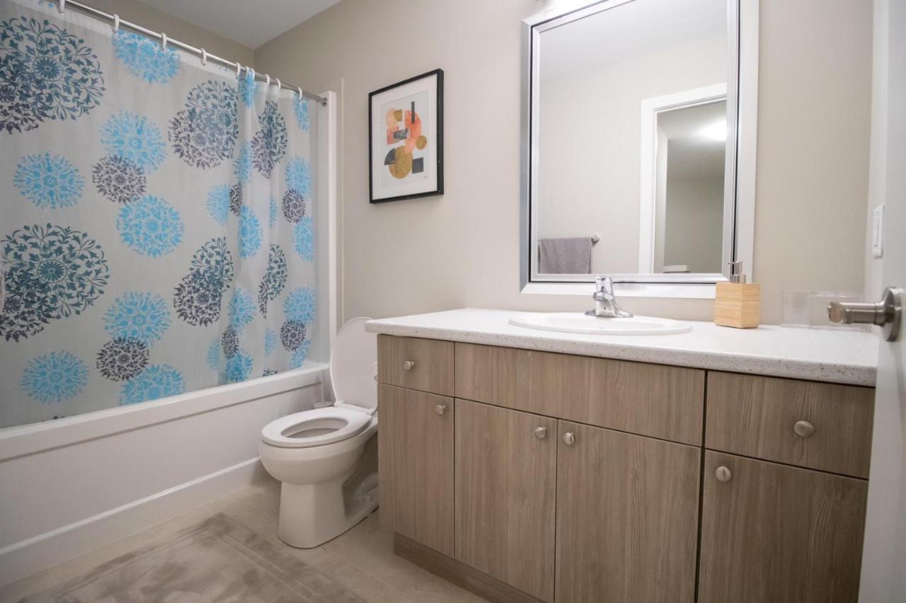 Villa Stunning New 3bd Home, Fiber Internet Free Parking