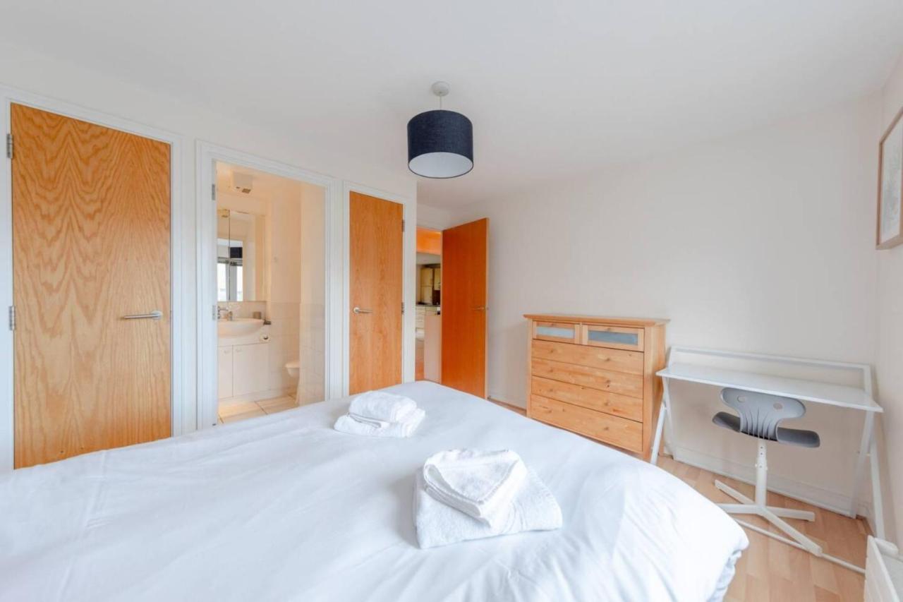 Apartamento Spacious 2 Bedroom Near White Londres