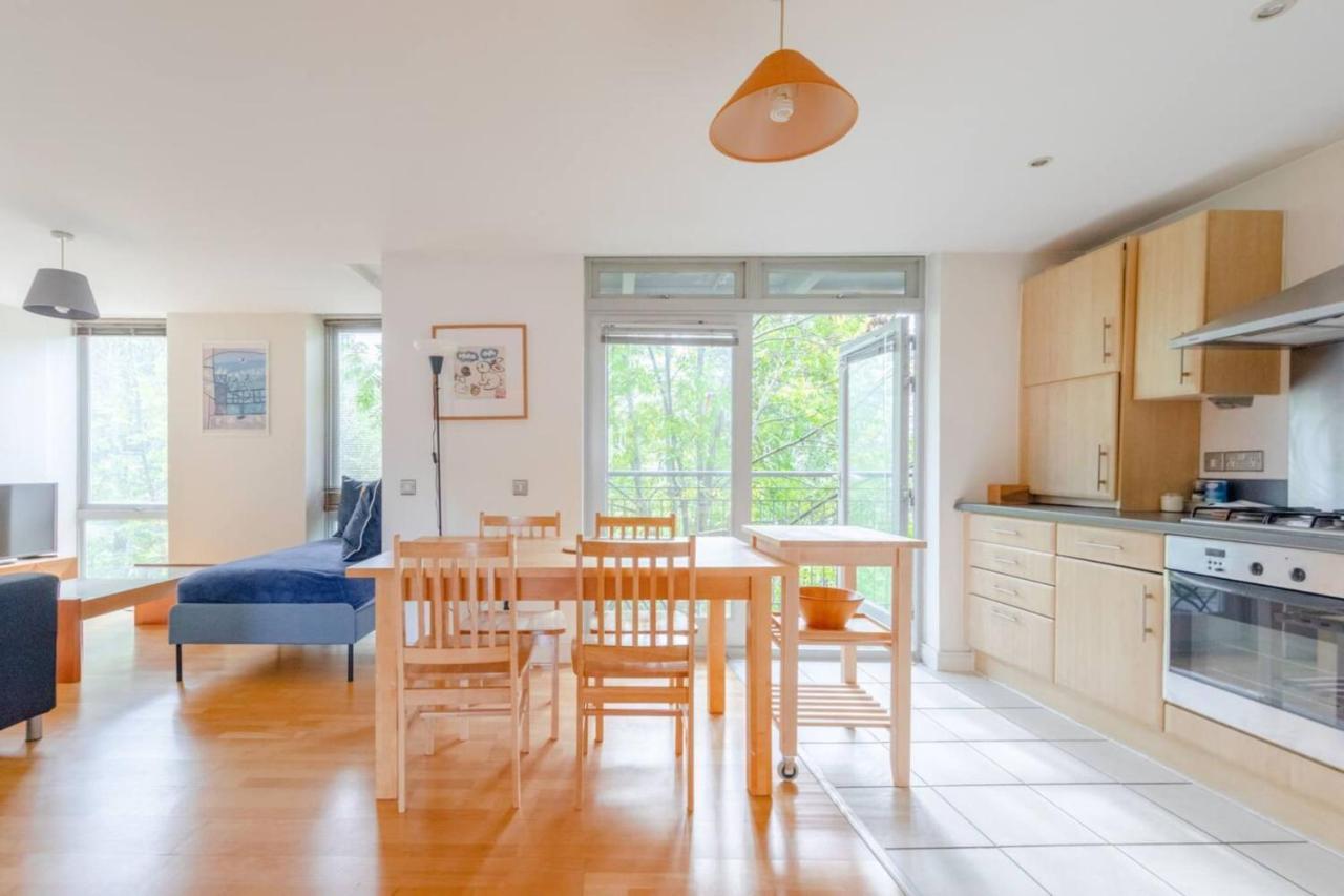 Spacious 2 Bedroom Near White * Londres