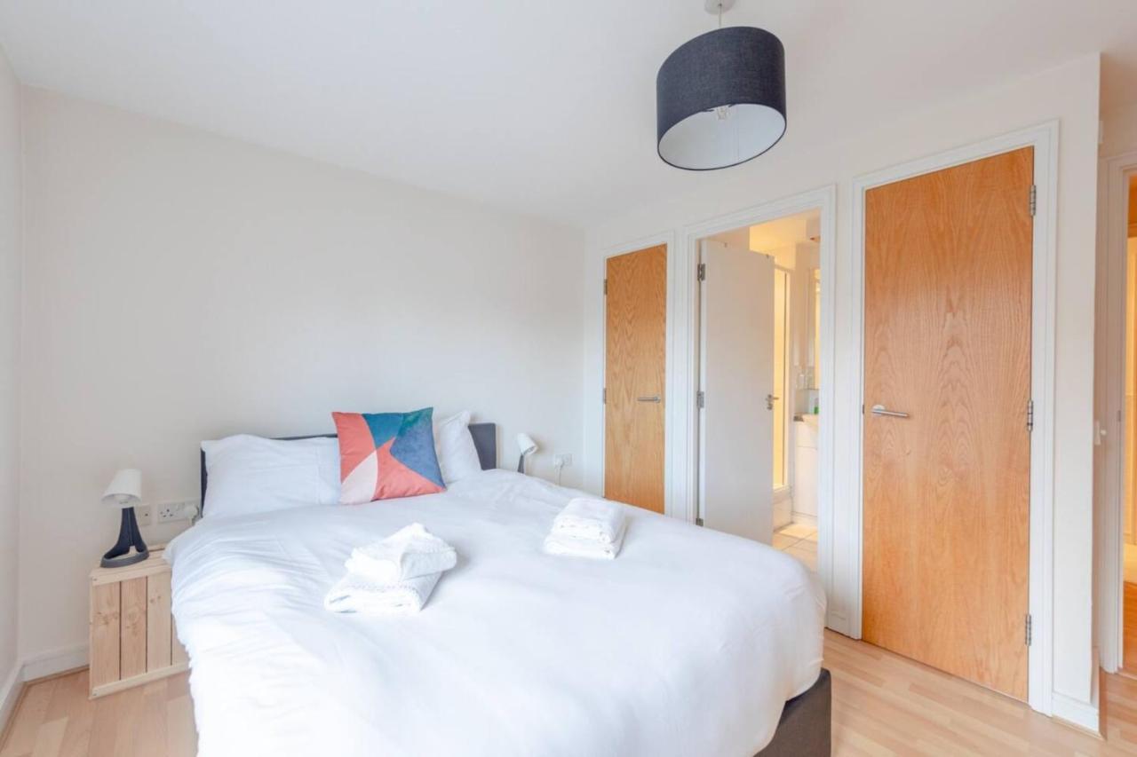 Apartamento Spacious 2 Bedroom Near White Londres