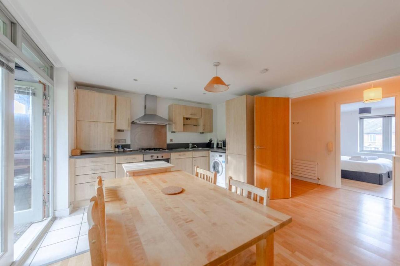 Spacious 2 Bedroom Near White Apartamento