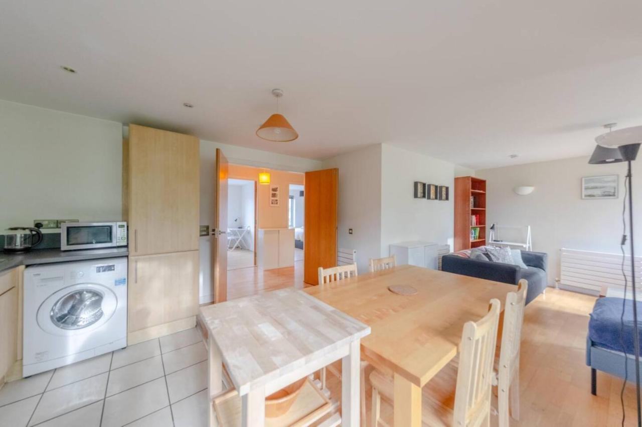 Spacious 2 Bedroom Near White Apartamento