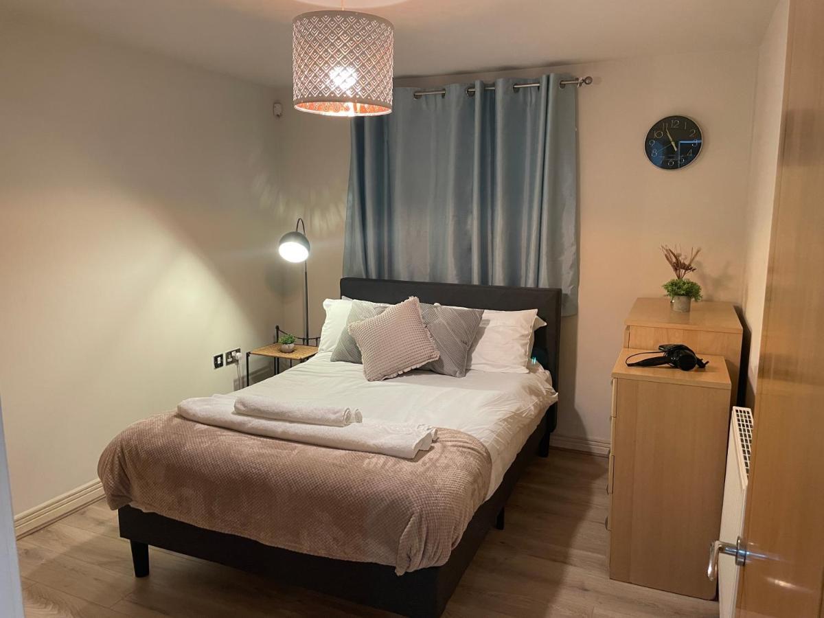 Canary Wharf O2 Excel Flat With Parking & Balcony Apartment *