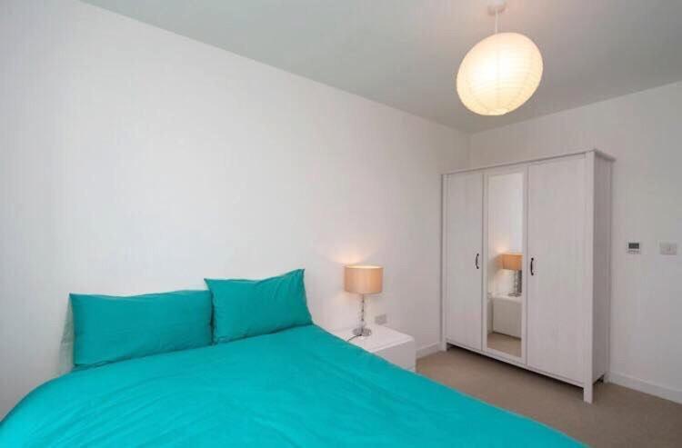 With Private Bathroom In A Modern Two Bedroom Two Bathroom Flat Privat overnatting London