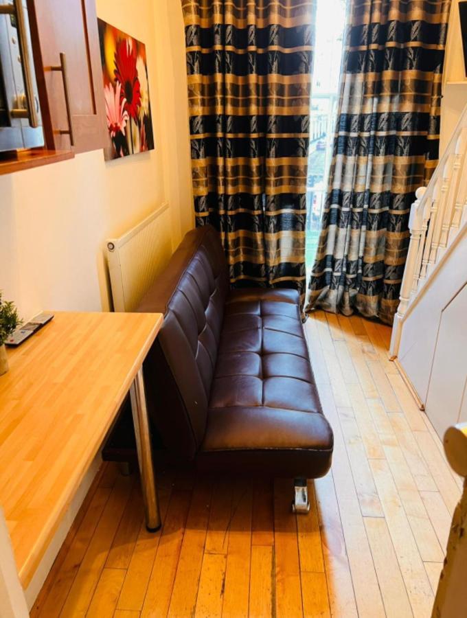 F10- Mezzanine 1st Floor Flat Fits 3 Near Paddington Londen