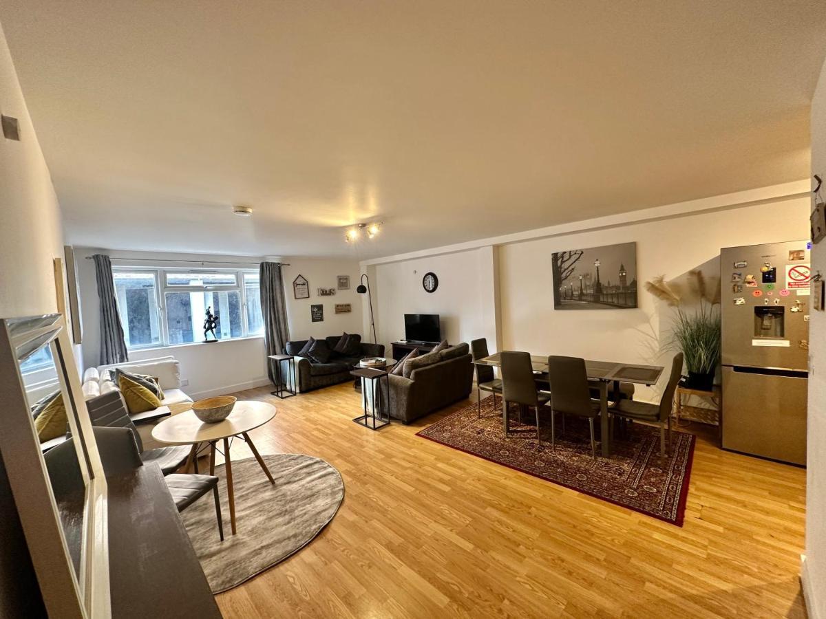 Bermondsey Apartment *