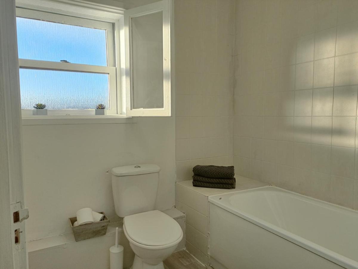 Feriehus 2 Bed Functional House Close To Manor Park Train Station *