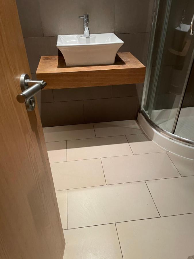 Cozy & Spacious 2 Mins Away From Train Station Privat overnatting *