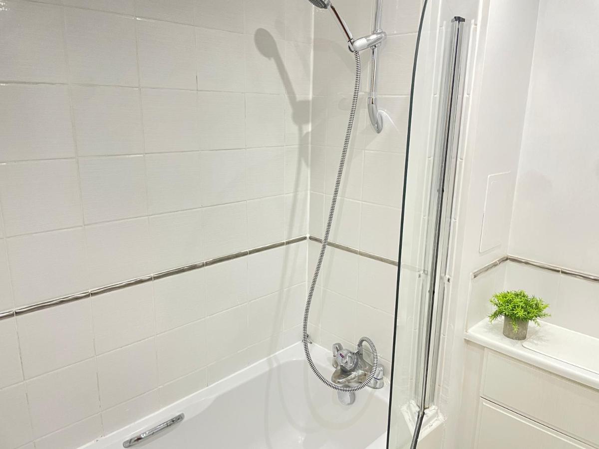 Canary Wharf O2 Excel Flat With Parking & Balcony Apartment *