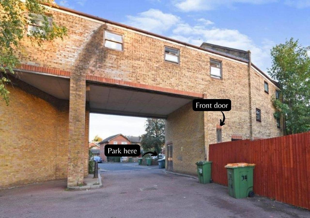 2 Bed Functional House Close To Manor Park Train Station Feriehus *