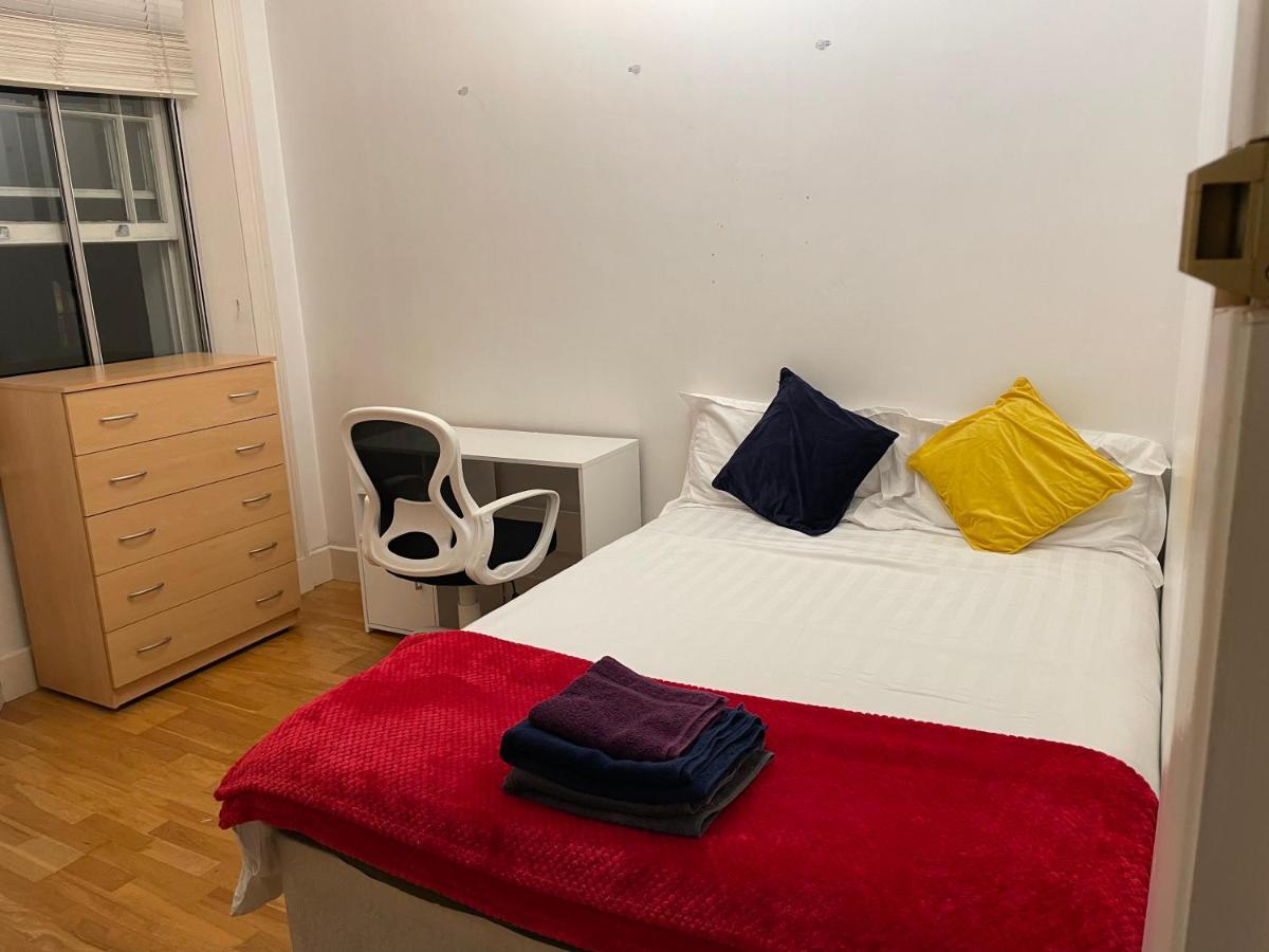 Privat overnatting Cozy & Spacious 2 Mins Away From Train Station