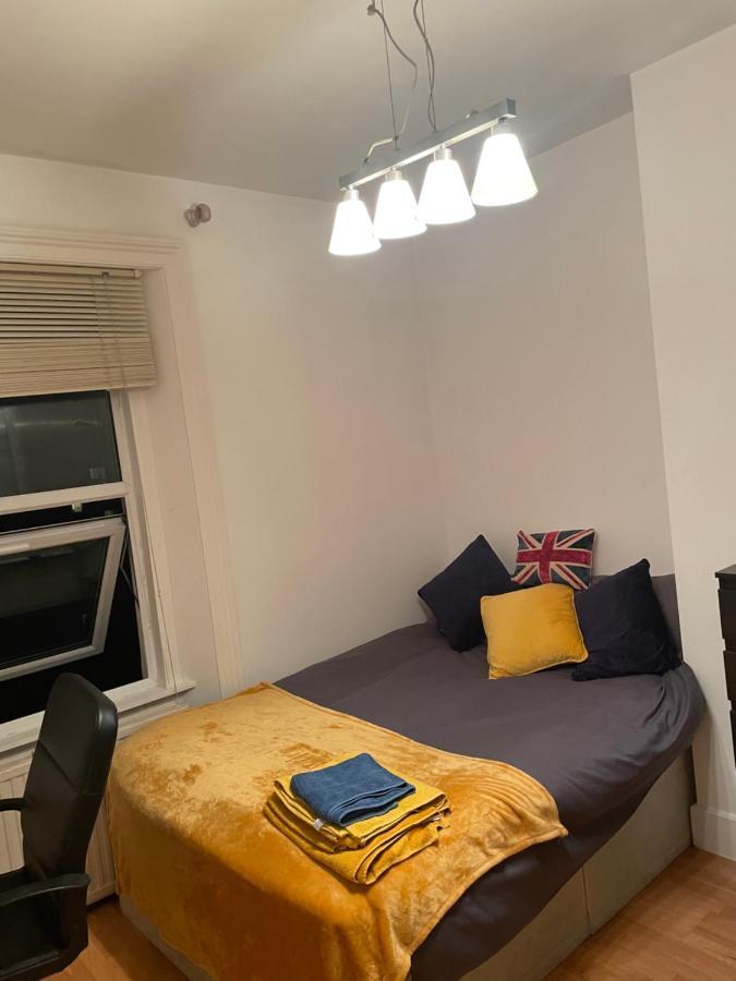 Cozy & Spacious 2 Mins Away From Train Station Privat overnatting London