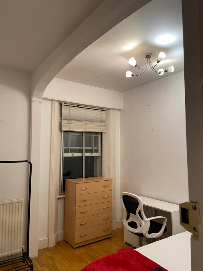 Cozy & Spacious 2 Mins Away From Train Station Privat overnatting London