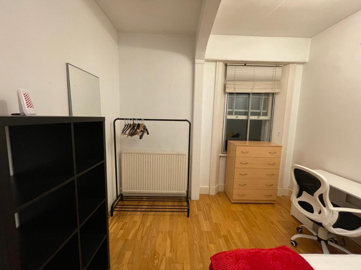 Cozy & Spacious 2 Mins Away From Train Station Privat overnatting London