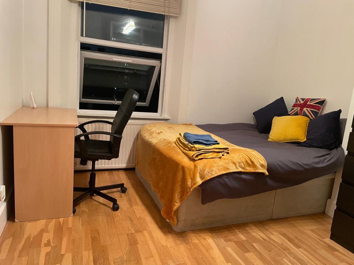 Privat overnatting Cozy & Spacious 2 Mins Away From Train Station