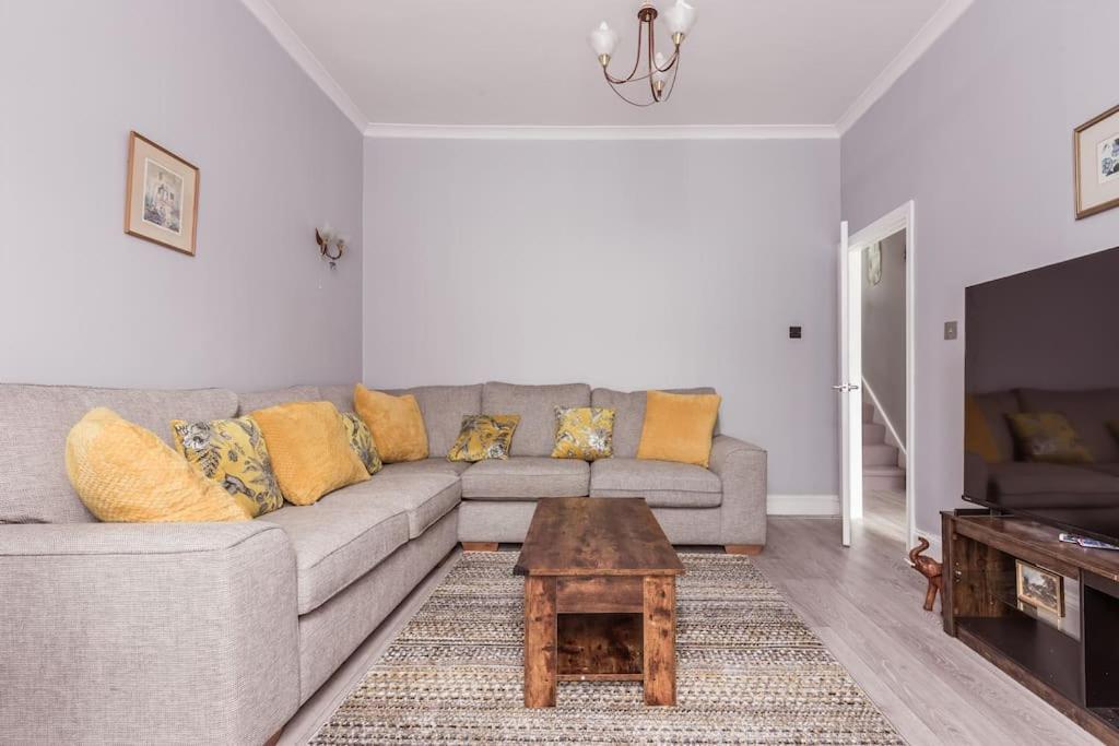 4 Bedroom House, 2 Min Walk From Station Сasa de vacaciones Londres