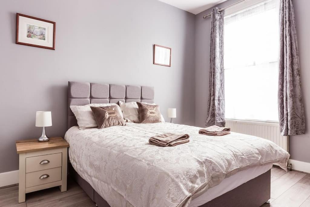 Сasa de vacaciones 4 Bedroom House, 2 Min Walk From Station Londres