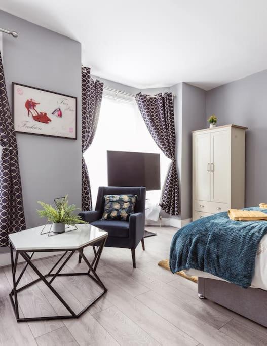 4 Bedroom House, 2 Min Walk From Station Сasa de vacaciones Londres