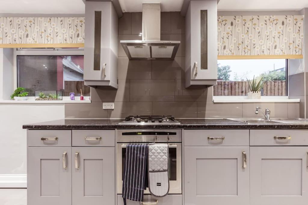 4 Bedroom House, 2 Min Walk From Station Londres