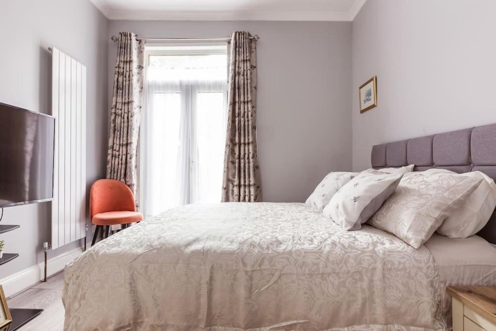 4 Bedroom House, 2 Min Walk From Station * Londres