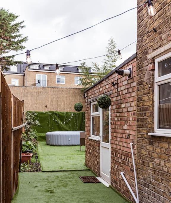 4 Bedroom House, 2 Min Walk From Station * Londres