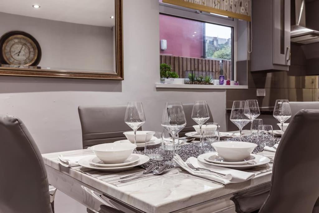 Сasa de vacaciones 4 Bedroom House, 2 Min Walk From Station