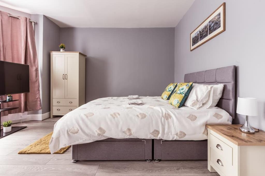 4 Bedroom House, 2 Min Walk From Station Londres