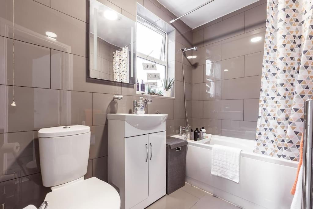 4 Bedroom House, 2 Min Walk From Station Londres