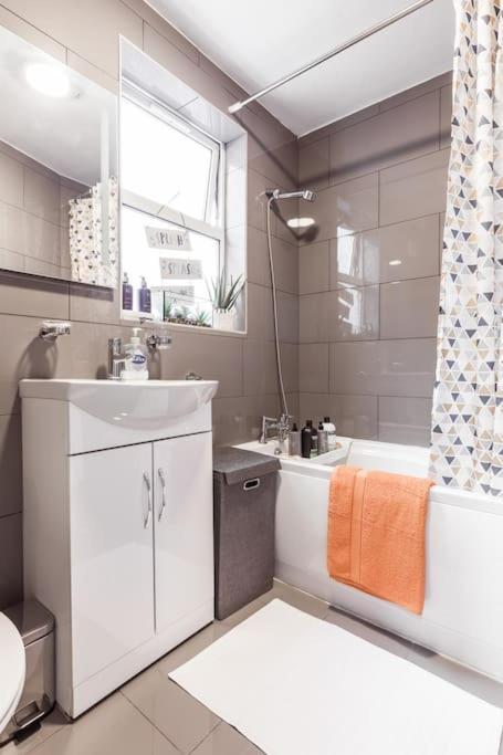 Сasa de vacaciones 4 Bedroom House, 2 Min Walk From Station Londres