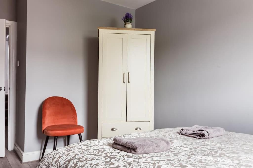 Сasa de vacaciones 4 Bedroom House, 2 Min Walk From Station Londres