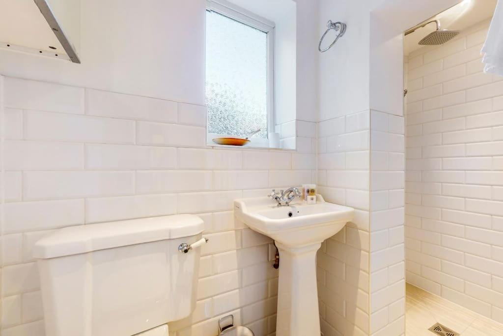 Stunning One Bedroom In Honor Oak Londen