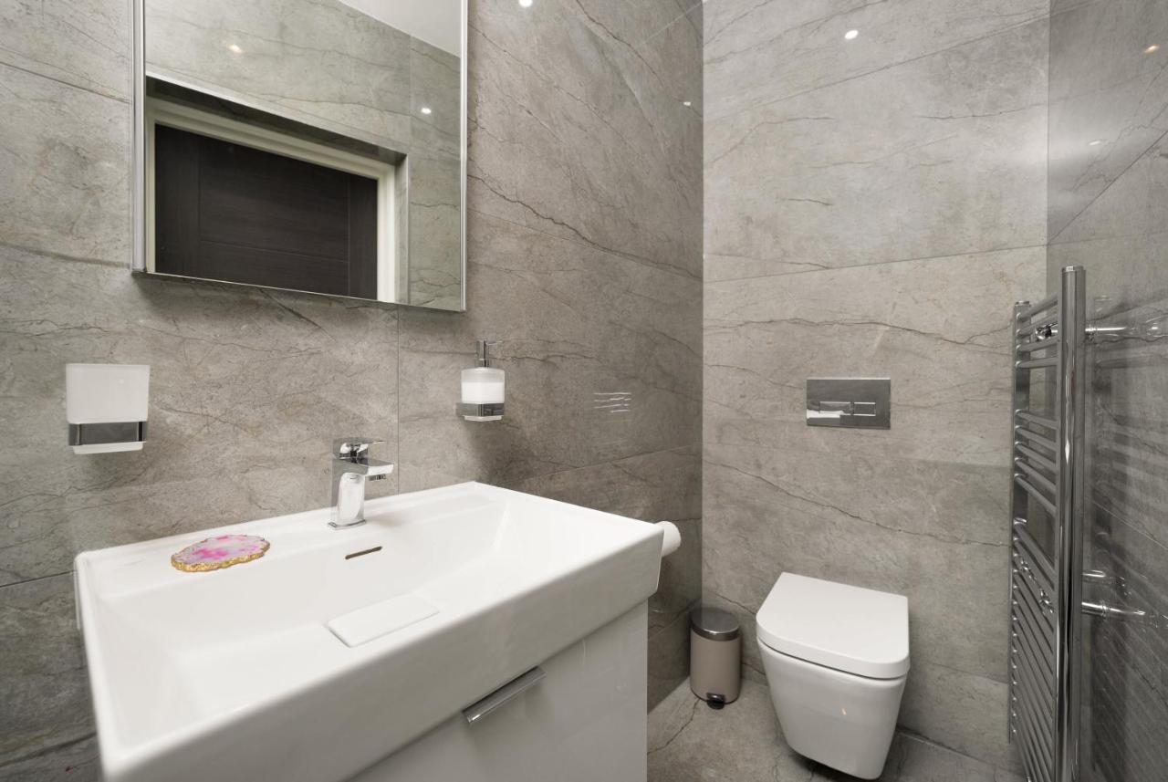 Oxford Street 2 Bedr, 3 Beds, 2,5 Bath, 2 Min Subway Leilighet