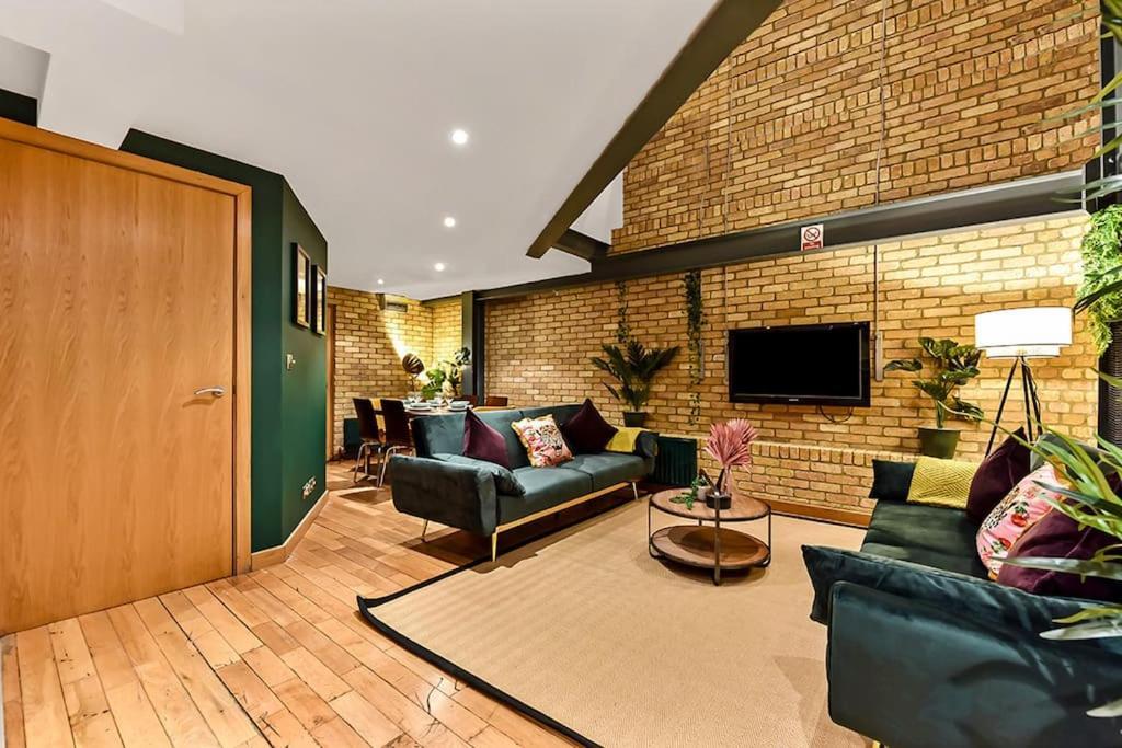 Spacious 2 Bed Urban Jungle Flat, Leilighet *