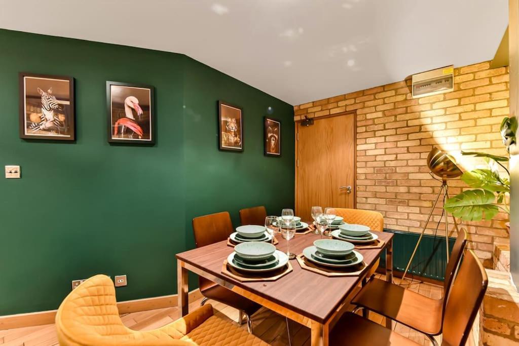 Spacious 2 Bed Urban Jungle Flat, Leilighet London