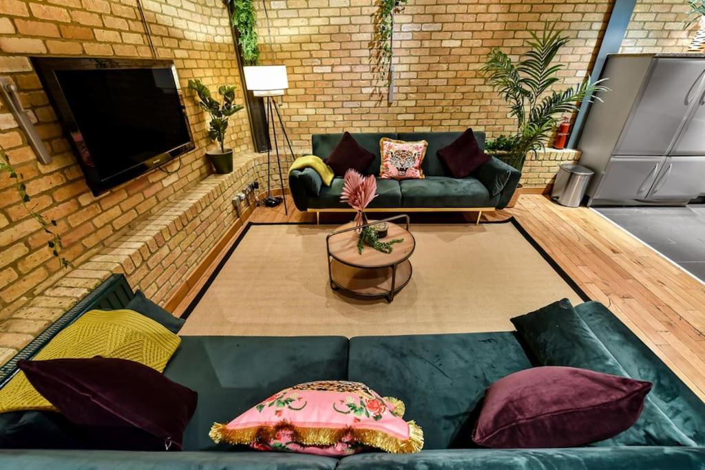 Spacious 2 Bed Urban Jungle Flat, Leilighet