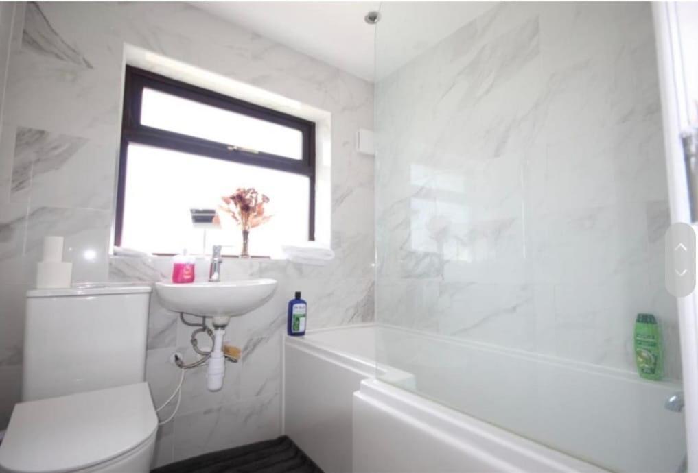 Apartment Flat: Quick Access, Refurbished 3-bed Near Station