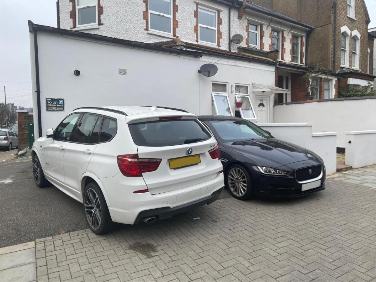Spacious 2 Bed 2 Bath With Free Parking For 2 Cars And Underground Station Zone 2 For Quick Access To Up To 10 Guests Appartement Londen
